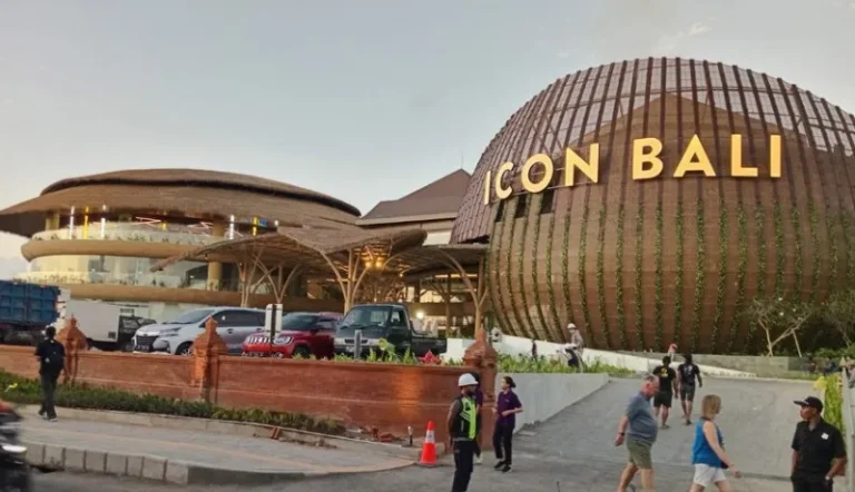 The curved timber-clad facade of the ICON Bali mall